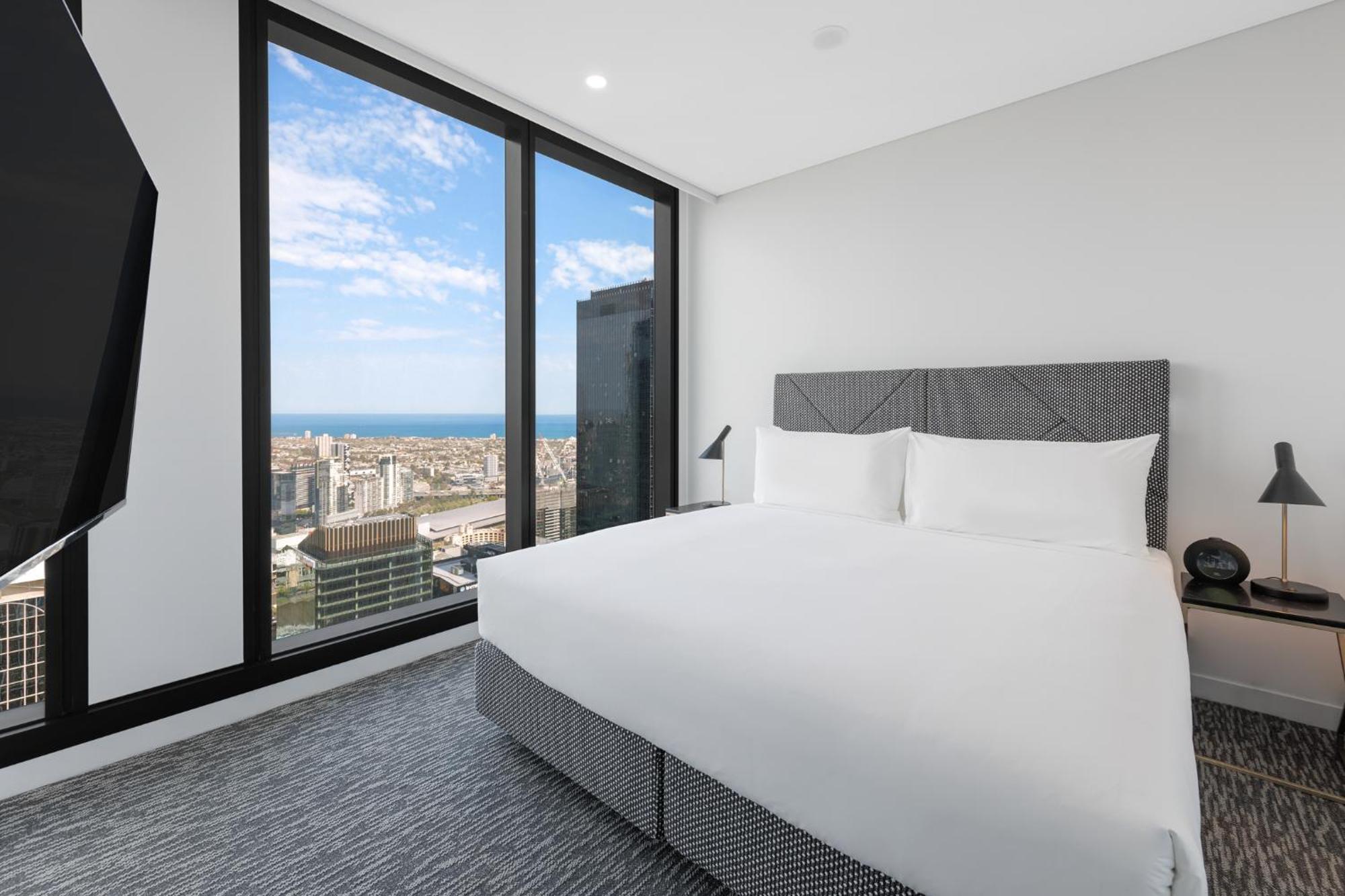 Meriton Suites Melbourne Luaran gambar A bedroom in a typical apartment