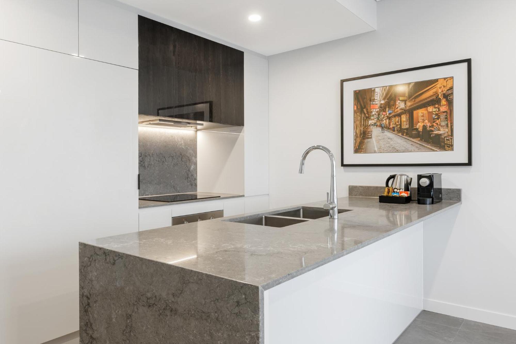Meriton Suites Melbourne Luaran gambar A kitchen in a typical apartment