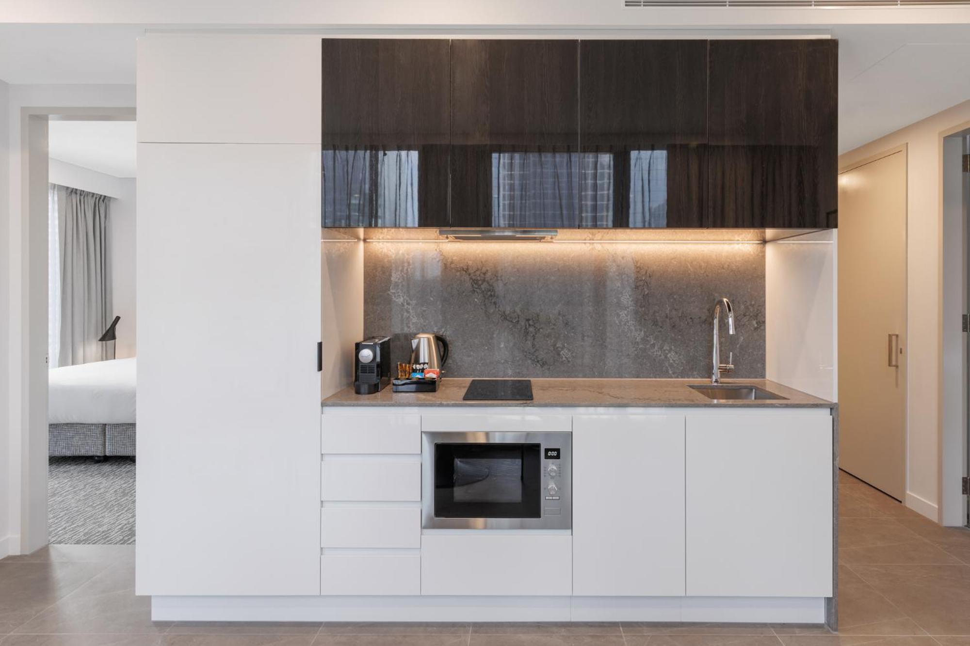 Meriton Suites Melbourne Luaran gambar Kitchenette in a hotel room