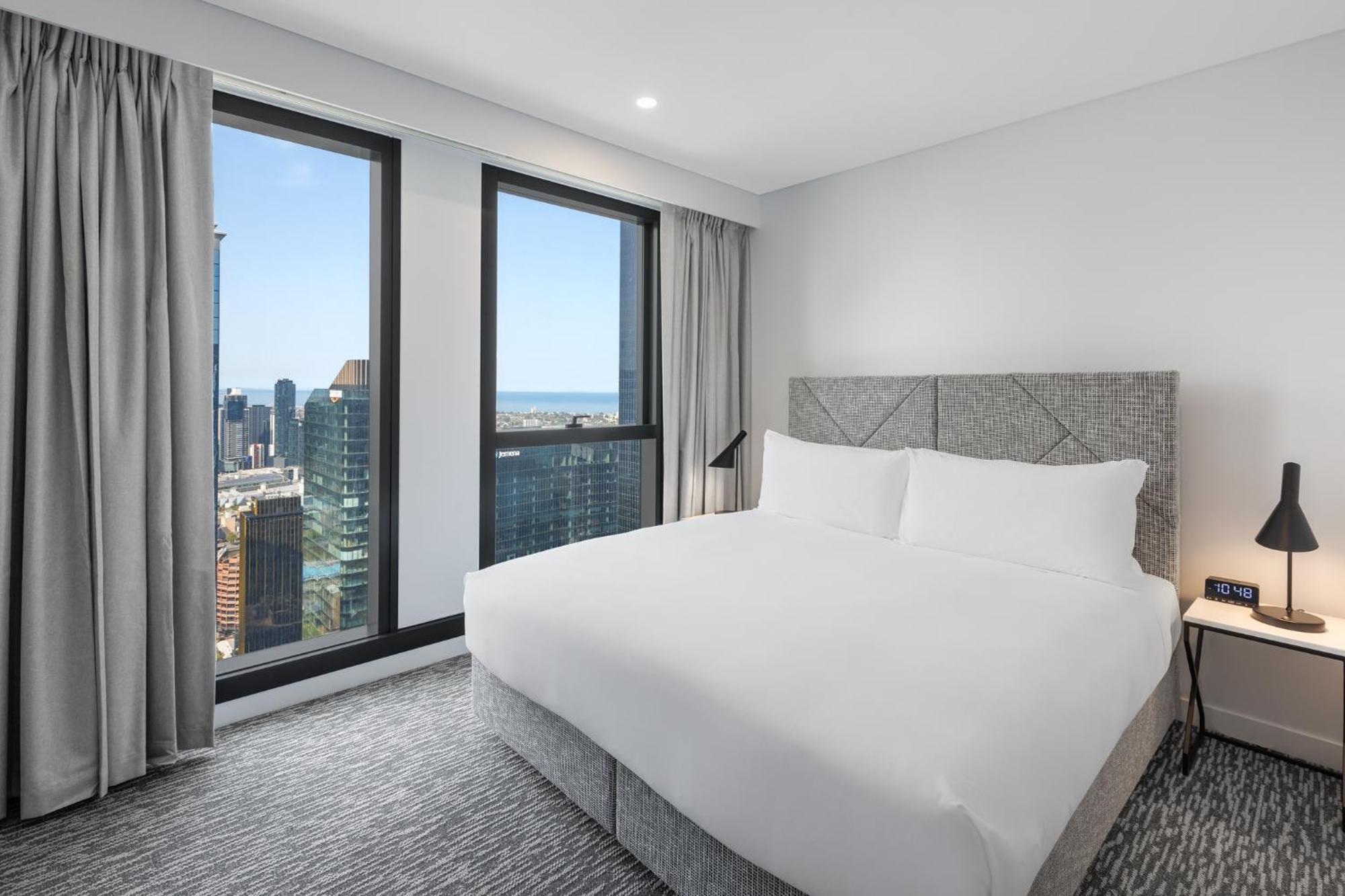 Meriton Suites Melbourne Luaran gambar A bedroom at the hotel