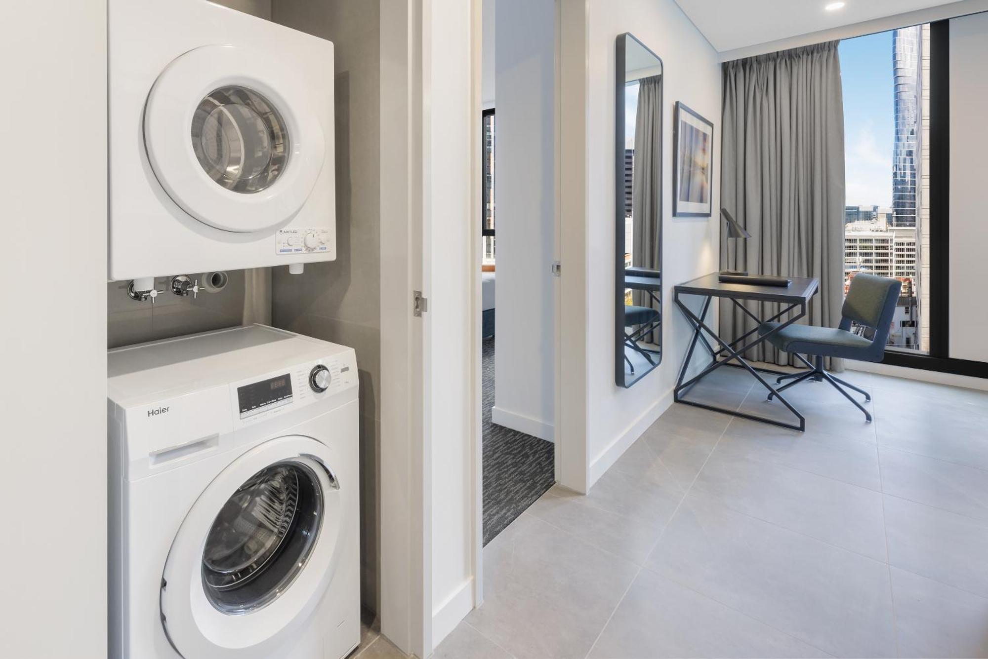 Meriton Suites Melbourne Luaran gambar Laundry facilities in a typical apartment